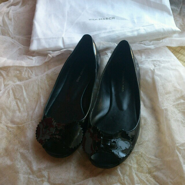 TILA MARCH(ティラマーチ)のティラマーチ エナメル黒シューズ レディースの靴/シューズ(ハイヒール/パンプス)の商品写真