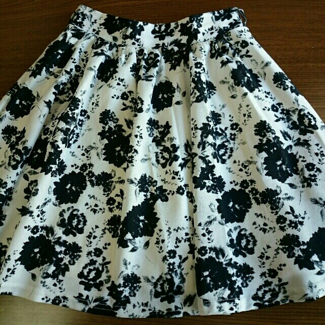 INGNI(イング)の花柄フレアスカート レディースのスカート(ミニスカート)の商品写真