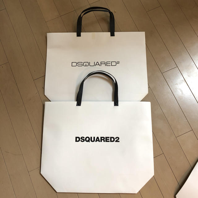 DSQUARED2(ディースクエアード)のDSQUARED 紙袋 3サイズ４枚セット レディースのバッグ(ショップ袋)の商品写真