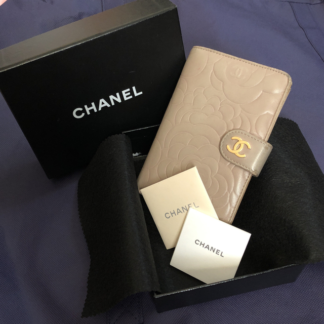 CHANEL(シャネル)のCHANEL☆カメリア☆二つ折り財布 レディースのファッション小物(財布)の商品写真