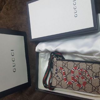 グッチ(Gucci)のキングスネークプリント GGスプリーム カードケース(パスケース/IDカードホルダー)