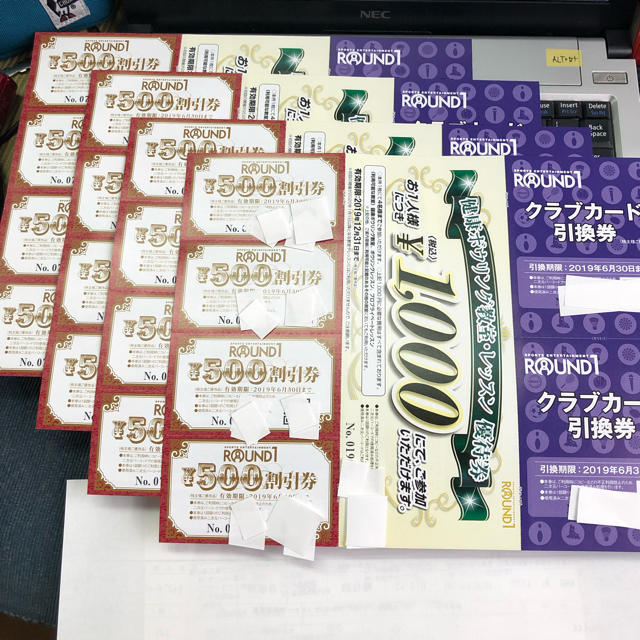 【最新】8000円分 ラウンドワン 株主優待券 （500円券 x 16枚）  チケットの施設利用券(ボウリング場)の商品写真