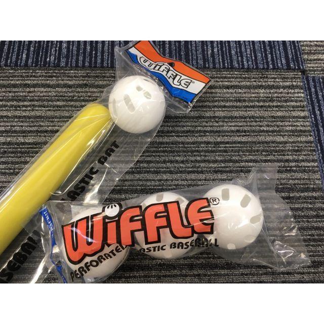 格安販売の ウィッフルボール 3個セット WIFFLE Ball 箱入 日本正規品 ウィッフルボール(WIFFLE Ball)1個付きと専用バット