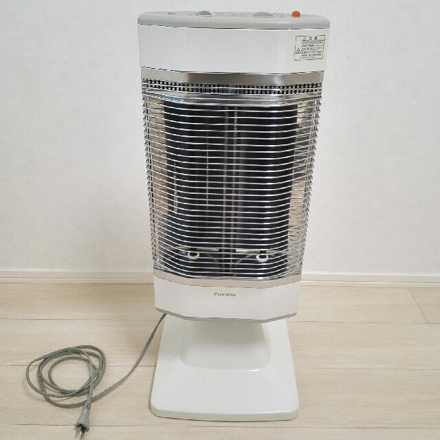 DAIKIN - ダイキン セラムヒート ☆ 遠赤外線暖房機 ☆ 電気ストーブ ☆ DAIKINの通販 by 餅's shop｜ダイキンならラクマ