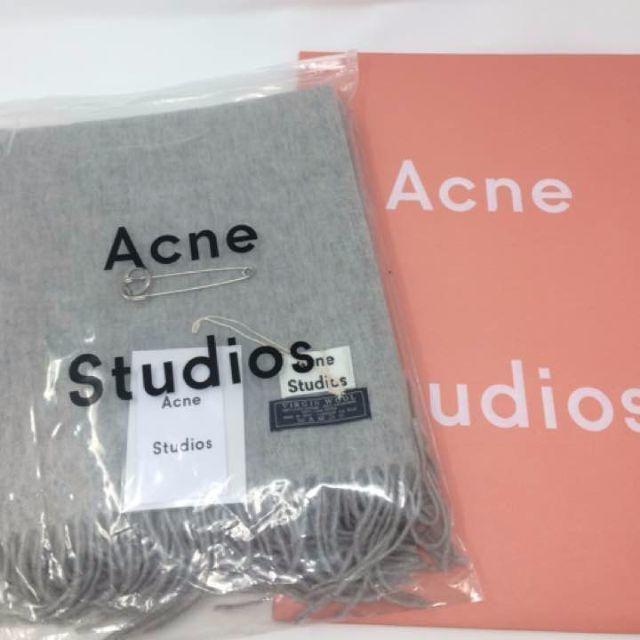 ACNE(アクネ)のAcne アクネ 大判マフラー　ライトグレー　ピンのみ付き レディースのファッション小物(マフラー/ショール)の商品写真