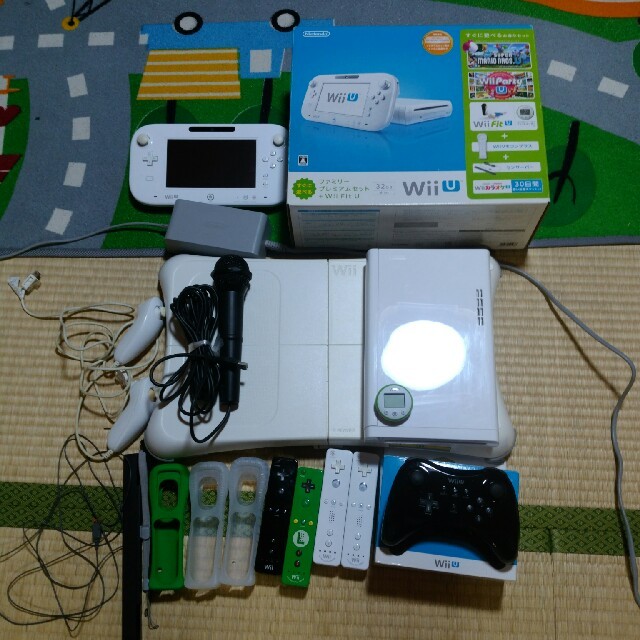 Wii U(ウィーユー)の【再値下げ】WiiU　ファミリープレミアムセット＋WiiFitU（白32GB） エンタメ/ホビーのゲームソフト/ゲーム機本体(家庭用ゲーム機本体)の商品写真
