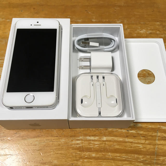 【人気ショップが最安値挑戦！】 64 Silver SE iPhone - iPhone GB 本体 au スマートフォン本体
