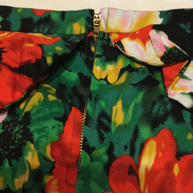 FOREVER 21(フォーエバートゥエンティーワン)の花柄ミニスカート レディースのスカート(ミニスカート)の商品写真