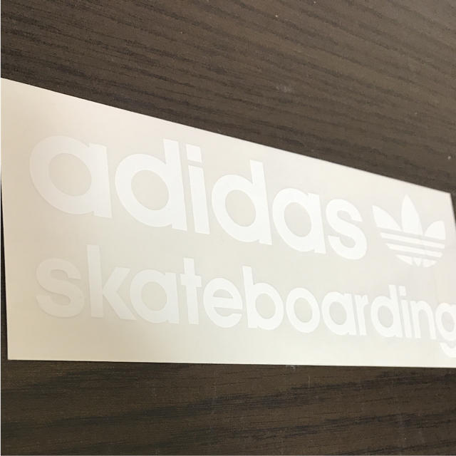 adidas(アディダス)の【縦6.7cm横16.5cm】 adidas skateboardステッカー 自動車/バイクのバイク(ステッカー)の商品写真