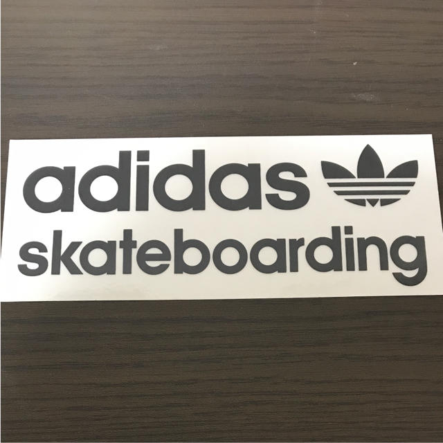 adidas(アディダス)の【縦6.7cm横16.5cm】 adidas skateboardステッカー 自動車/バイクのバイク(ステッカー)の商品写真