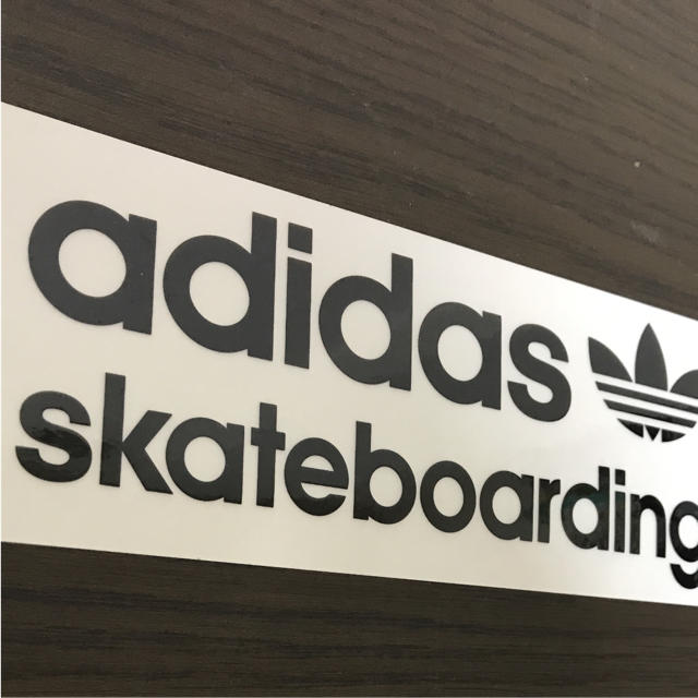 adidas(アディダス)の【縦6.7cm横16.5cm】 adidas skateboardステッカー 自動車/バイクのバイク(ステッカー)の商品写真