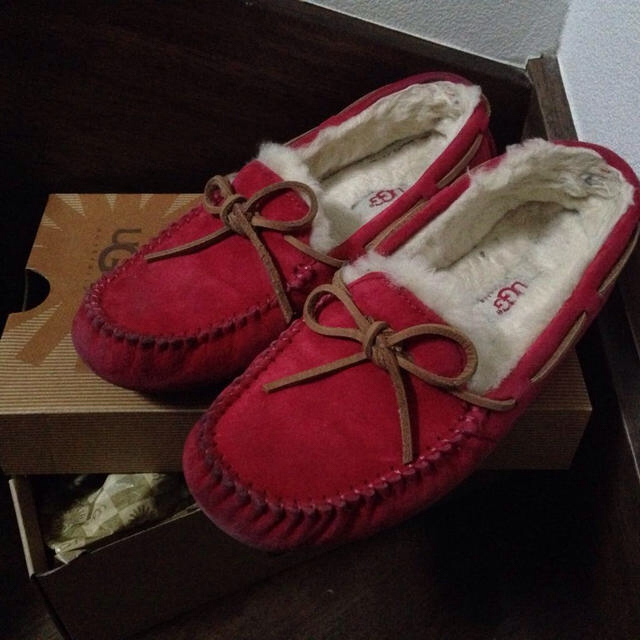 UGG(アグ)のUGG＊ムートンモカシン赤 レディースの靴/シューズ(ブーツ)の商品写真