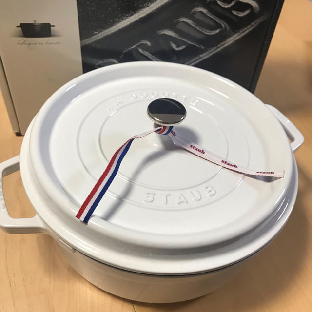 STAUB(ストウブ)の生涯保証あり！希少 ストウブ ココット  シャローラウンド 26cm ホワイト インテリア/住まい/日用品のキッチン/食器(鍋/フライパン)の商品写真