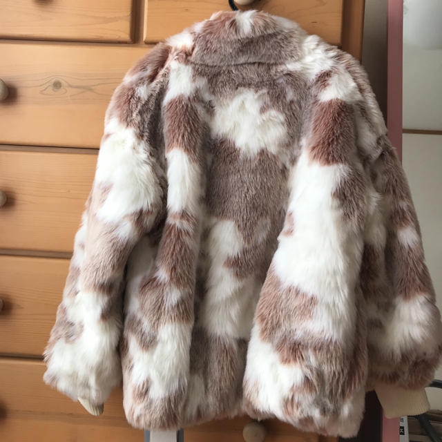 Lily Brown(リリーブラウン)のリリーブラウン ファーコート 新品タグ付き レディースのジャケット/アウター(毛皮/ファーコート)の商品写真