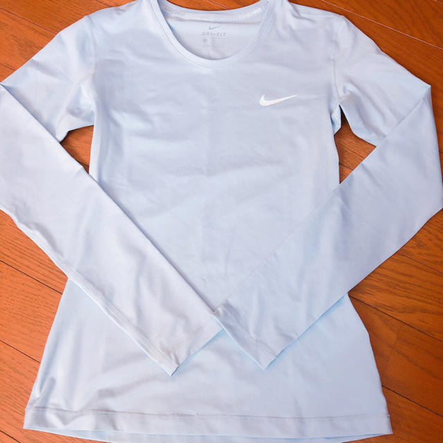 NIKE(ナイキ)のNIKE トップス レディースのトップス(Tシャツ(半袖/袖なし))の商品写真