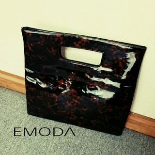 エモダ(EMODA)のEMODA ガラスレザークラッチバッグ(クラッチバッグ)