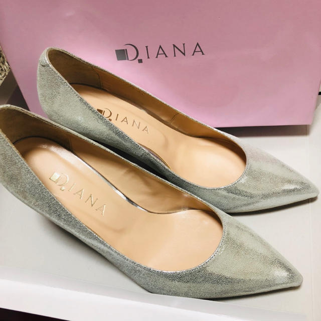 DIANA(ダイアナ)のDIANA シルバーパンプス レディースの靴/シューズ(ハイヒール/パンプス)の商品写真