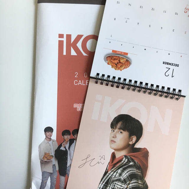 iKON(アイコン)のiKON 韓国チキン屋さんの2019年カレンダー エンタメ/ホビーのタレントグッズ(アイドルグッズ)の商品写真