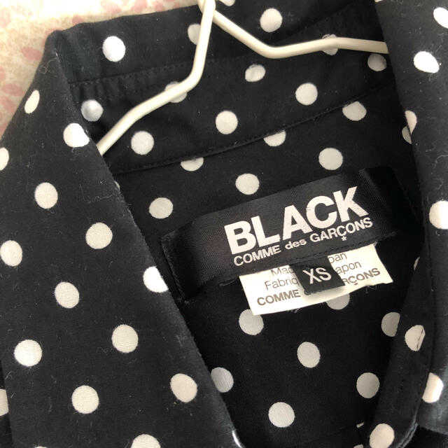 BLACK COMME des GARCONS(ブラックコムデギャルソン)のコムデギャルソン ドットフリルシャツ レディースのトップス(シャツ/ブラウス(長袖/七分))の商品写真