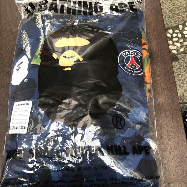 A BATHING APE(アベイシングエイプ)のA BATHING APE×PSG シャークパーカーand SHORTS メンズのトップス(パーカー)の商品写真