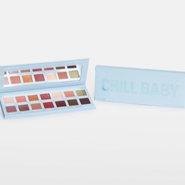 Kylie Cosmetics(カイリーコスメティックス)のCHILL BABY | PRESSED POWDER PALETTE コスメ/美容のベースメイク/化粧品(アイシャドウ)の商品写真