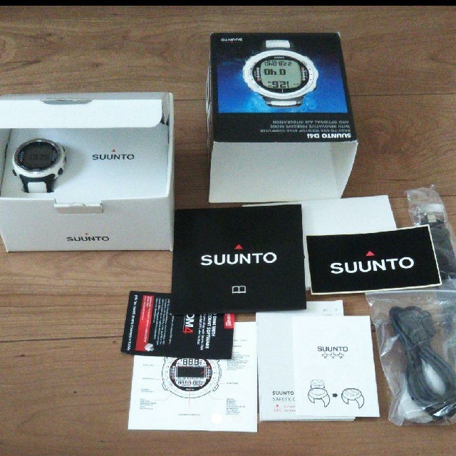 SUUNTO(スント)のスントD4i ダイビングコンピューター スポーツ/アウトドアのスポーツ/アウトドア その他(マリン/スイミング)の商品写真