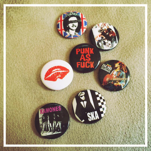 SPINNS(スピンズ)のPunk Rock 缶バッチ ☆☆ レディースのアクセサリー(ブローチ/コサージュ)の商品写真