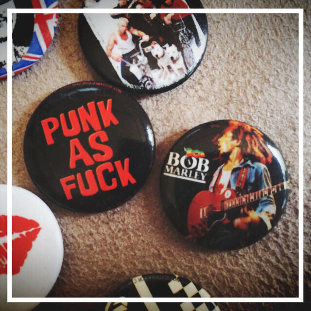 SPINNS(スピンズ)のPunk Rock 缶バッチ ☆☆ レディースのアクセサリー(ブローチ/コサージュ)の商品写真