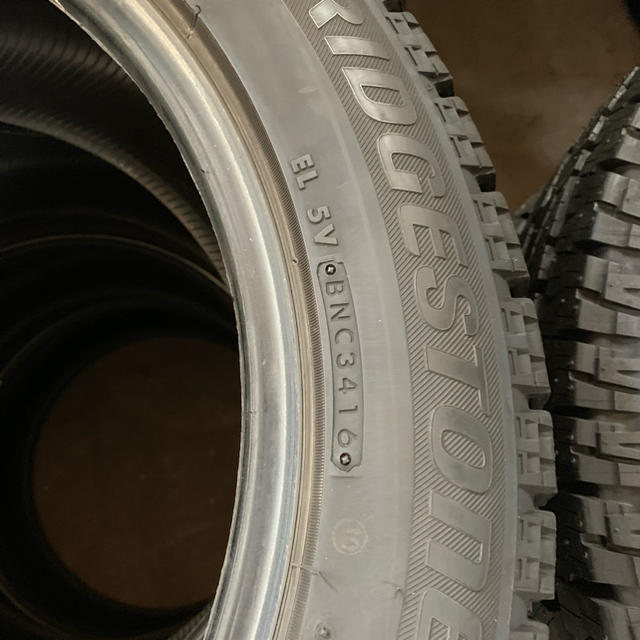 BRIDGESTONE(ブリヂストン)のブリジストン ブリザックVRX 235/50R18 スタッドレス 16年  自動車/バイクの自動車(タイヤ)の商品写真