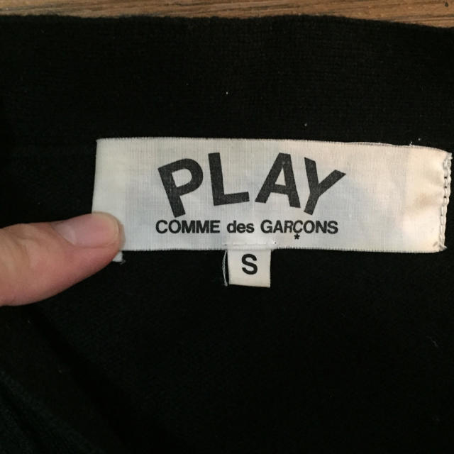 COMME des GARCONS(コムデギャルソン)の国内正規 PLAY プレイ コムデギャルソン ニット カーディガン ブラック メンズのトップス(カーディガン)の商品写真