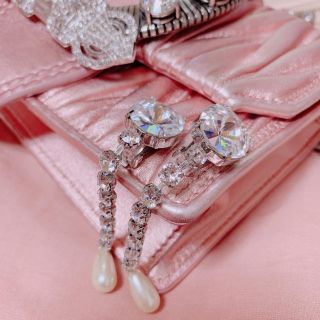 ミュウミュウ(miumiu)の美品 ミュウミュウ💝 クリスタル＆パール クリップイヤリング(イヤリング)