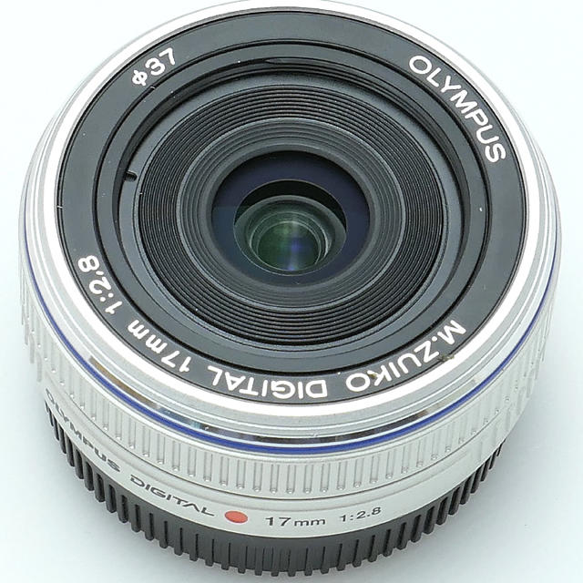 OLYMPUS(オリンパス)のオリンパス17mmf2.8シルバー スマホ/家電/カメラのカメラ(レンズ(単焦点))の商品写真