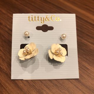 ティティアンドコー(titty&co)のtitty&co.  フラワーパールピアス(ピアス)