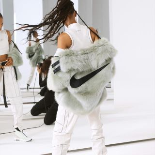 ナイキ(NIKE)のNIKE AMBUSH アンブッシュ リバーシブル フェイクファー コート(毛皮/ファーコート)