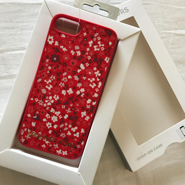 iphoneカバーケース 、 Michael Kors - 完売品★破格【新品】マイケルコース iPhoneケース レッド フラワーの通販 by  IS♡shop 翌日発送/ラッピング無料｜マイケルコースならラクマ