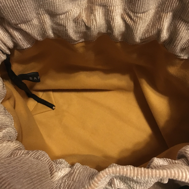 Barak(バラク)のBARAK  巾着　コーデュロイベロアショルダー ベージュ レディースのバッグ(ショルダーバッグ)の商品写真