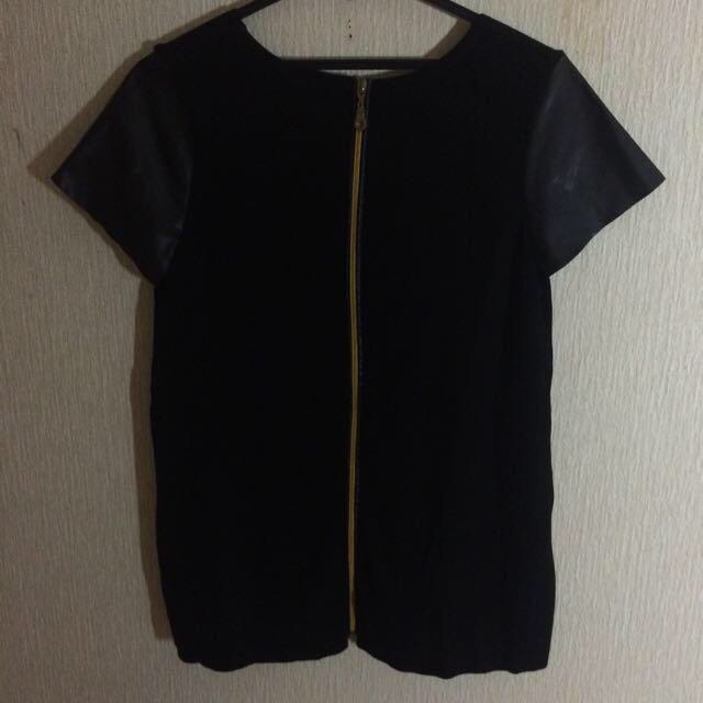 ZARA(ザラ)のZARA  レザー カットソー レディースのトップス(カットソー(半袖/袖なし))の商品写真