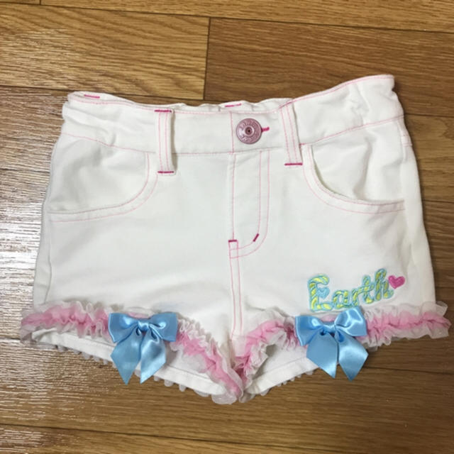 EARTHMAGIC(アースマジック)のリボン&フリル付きショートパンツ キッズ/ベビー/マタニティのキッズ服女の子用(90cm~)(パンツ/スパッツ)の商品写真