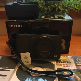 リコー(RICOH)のRICOH GR APS-C 革ストラップ FlashAir 充電器 ポーチ 付(コンパクトデジタルカメラ)