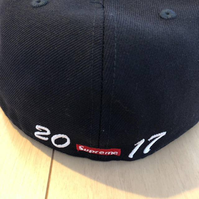 Supreme(シュプリーム)のシュプリーム  ニューエラ　 海外購入品　7-8/1（56.8㎝）ネイビー メンズの帽子(キャップ)の商品写真