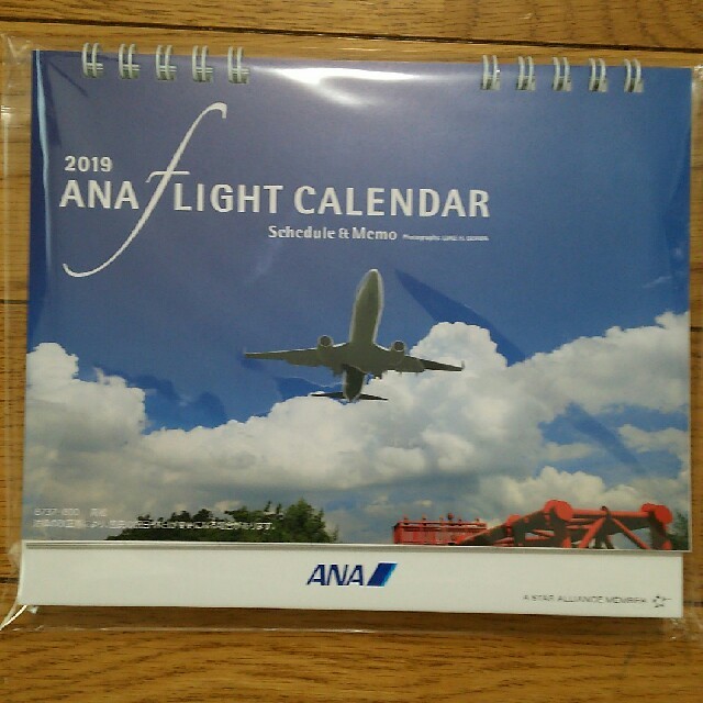 ANA(全日本空輸)(エーエヌエー(ゼンニッポンクウユ))の【新品・未開封】ANA 全日本空輸 株主優待 卓上カレンダー 2019 インテリア/住まい/日用品の文房具(カレンダー/スケジュール)の商品写真