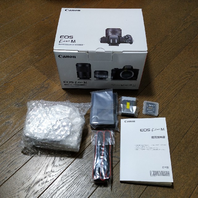 スマホ/家電/カメラEOS kiss M ボディ ホワイト 新品 32GBSDセット