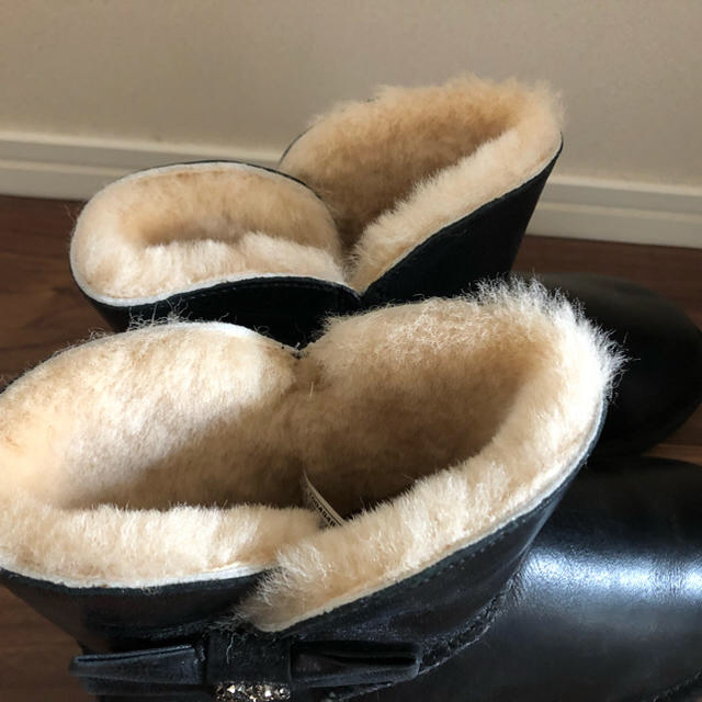 UGG(アグ)のアグ 新品UGG  レザー黒US8 24.5 25 ハワイ正規品 高級感 レディースの靴/シューズ(ブーツ)の商品写真