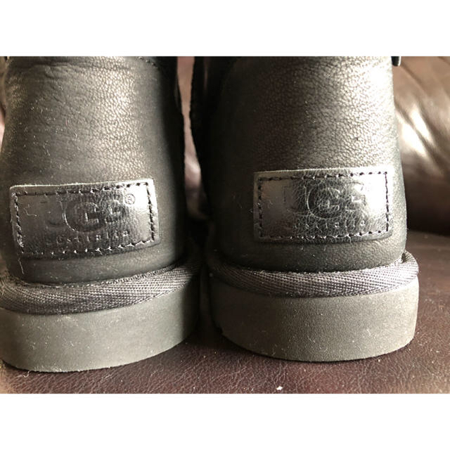 UGG(アグ)のアグ 新品UGG  レザー黒US8 24.5 25 ハワイ正規品 高級感 レディースの靴/シューズ(ブーツ)の商品写真
