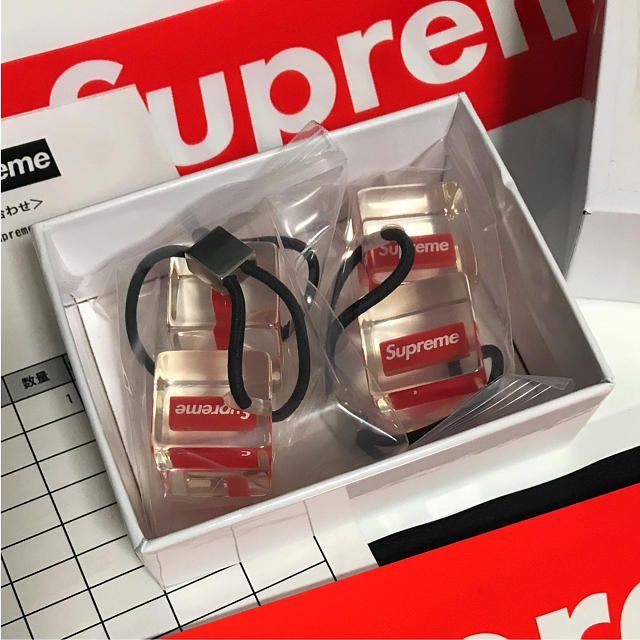 Supreme(シュプリーム)のSupreme Hair Bobbles ヘアゴム 2個セット レディースのヘアアクセサリー(ヘアゴム/シュシュ)の商品写真