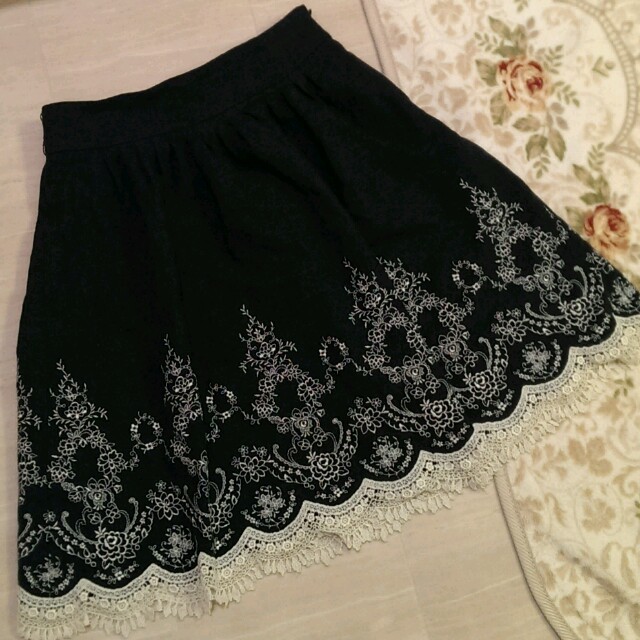 L'EST ROSE(レストローズ)のグレーの花刺繍フレアスカート レディースのスカート(ひざ丈スカート)の商品写真