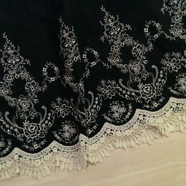 L'EST ROSE(レストローズ)のグレーの花刺繍フレアスカート レディースのスカート(ひざ丈スカート)の商品写真