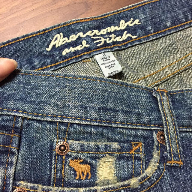 Abercrombie&Fitch(アバクロンビーアンドフィッチ)のアバクロ ダメージ加工ジーンズ レディースのパンツ(デニム/ジーンズ)の商品写真