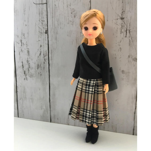 No.24リカちゃん サイズ 服 黒カットソーとチェックスカート ハンドメイドのハンドメイド その他(その他)の商品写真