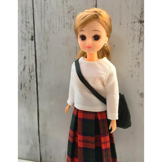 No.25リカちゃん サイズ 服 白カットソーと赤チェックスカート ハンドメイドのハンドメイド その他(その他)の商品写真